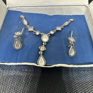 Vintage Pretty Pearlesgue White Necklace Gift Set New Avon 2007 NR
